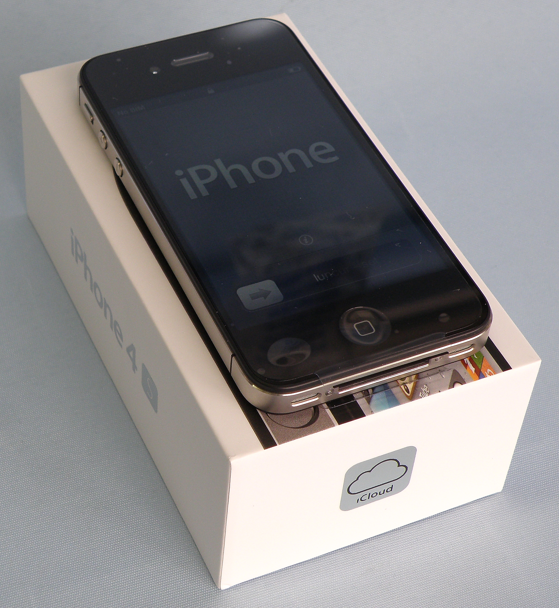 au　Apple　iPhone4S　32GB　MD243J/A