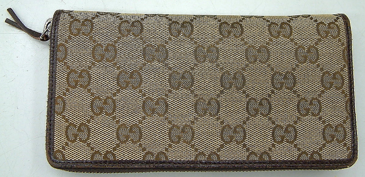 GUCCI　GG柄ラウンドファスナー長財布